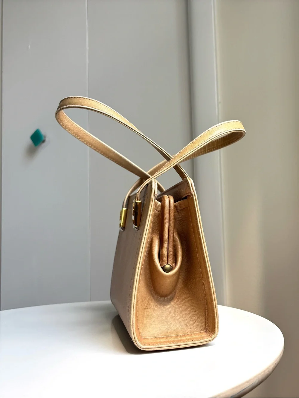 Vintage Koret Tan Leather Structured Shoulder Handbag Purse with Gold Hardware - Picture 2 of 13